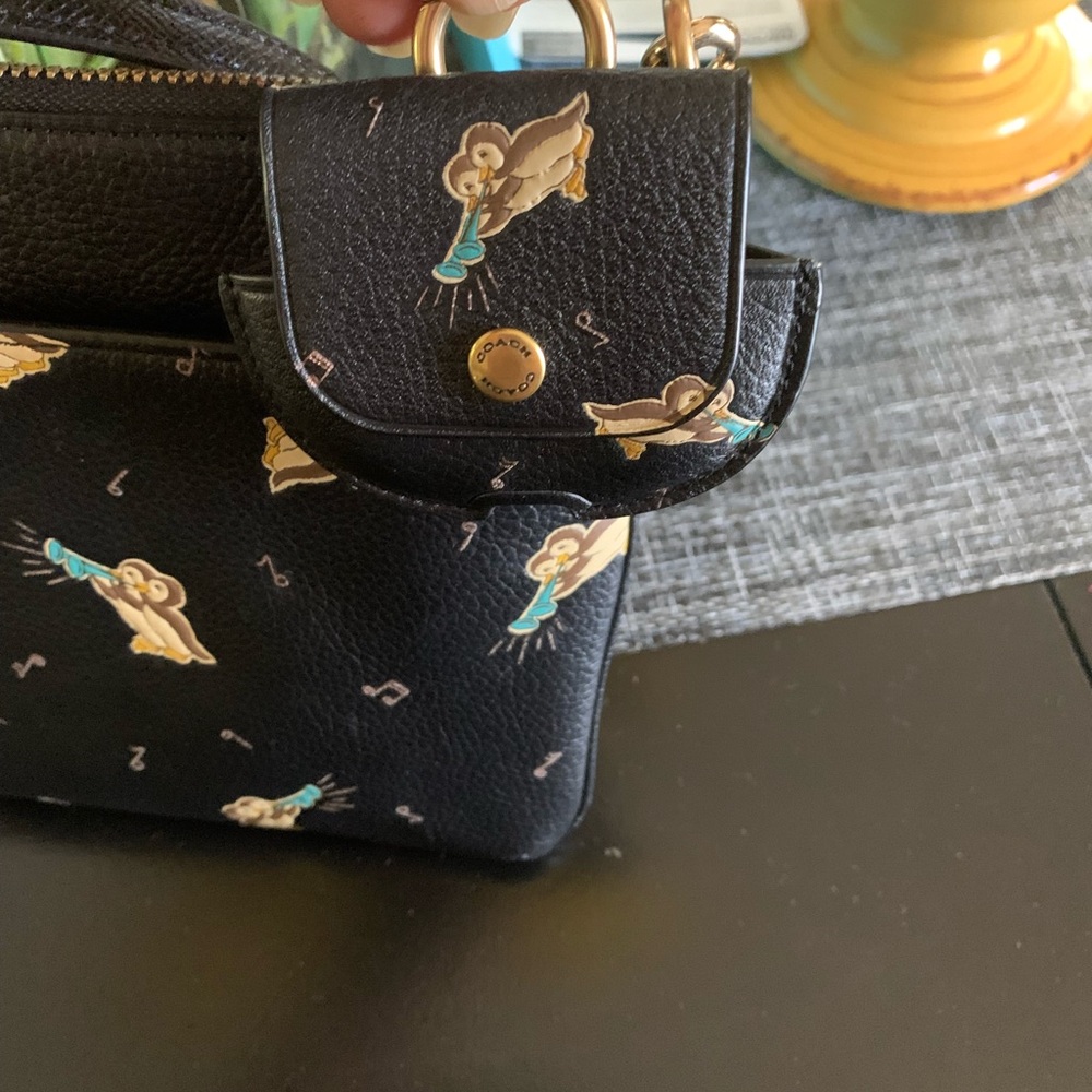 Coach leather penguin trumpet bag with iPod case Missing hanging tag and strap - Picture 9 of 11